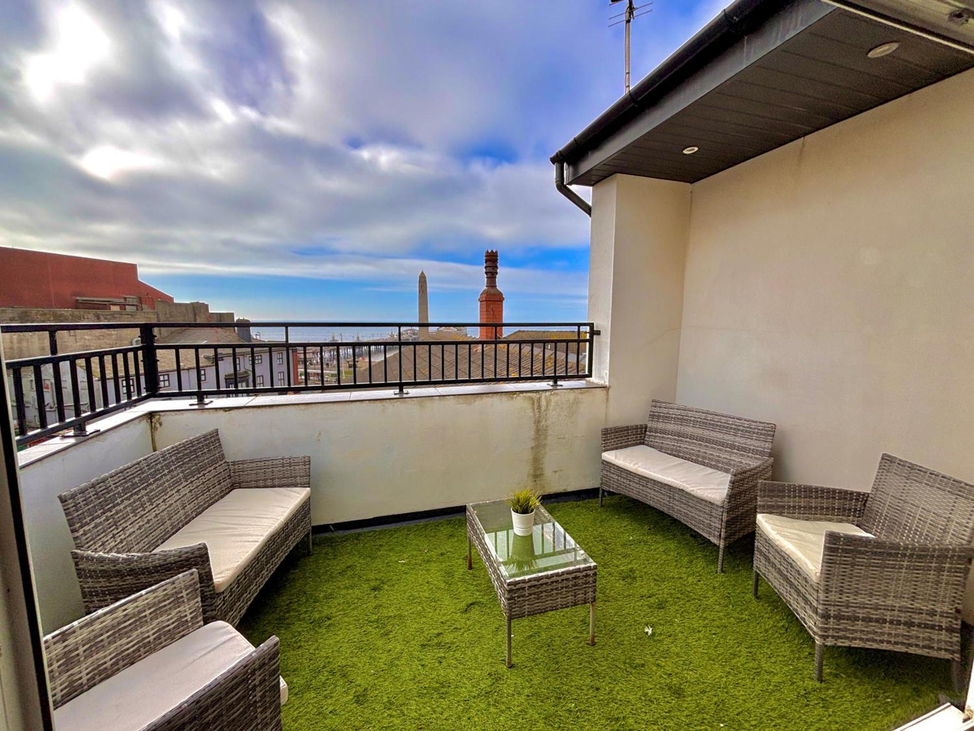 Franks 4 - Roof Terrace - Sleeps 6 Blackpool