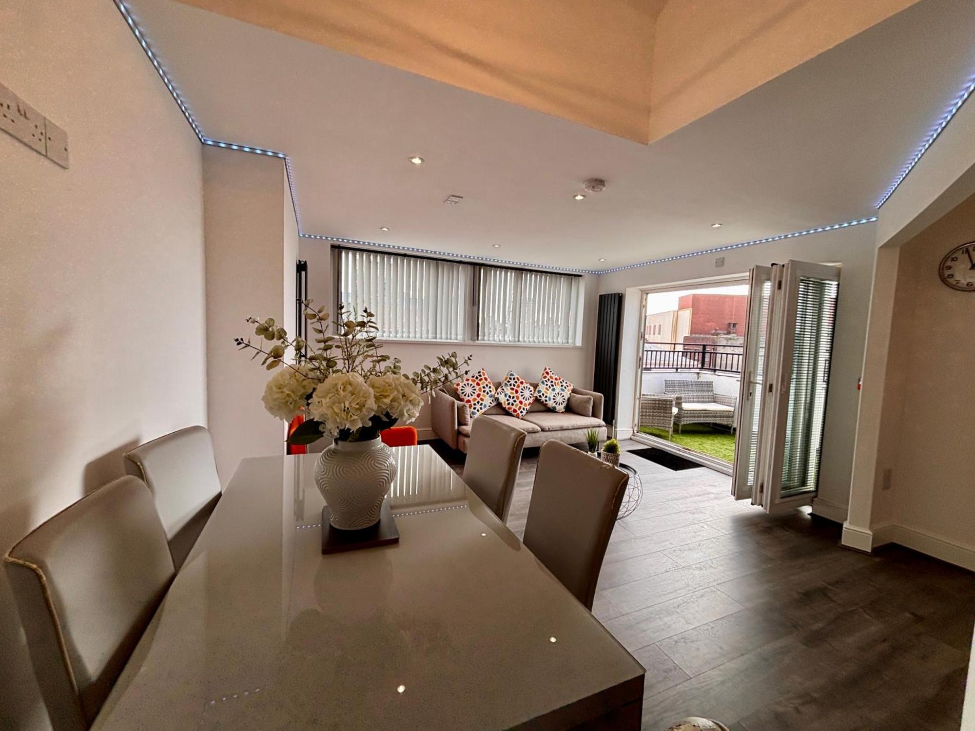 Franks 4 - Roof Terrace - Sleeps 6 *